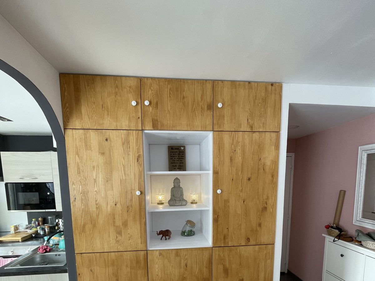 Placard sur mesure en bois avec niche ouverte