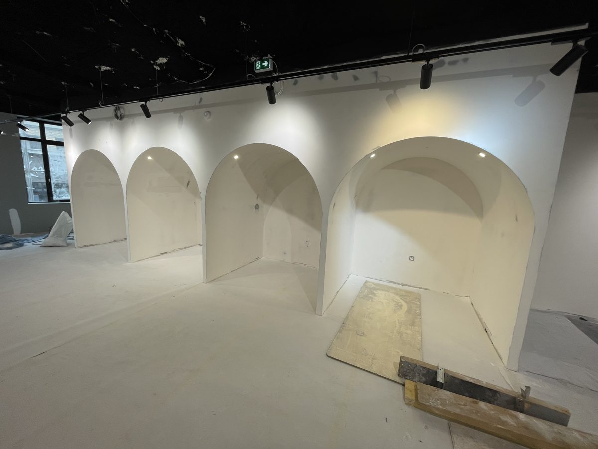 Arches en plaques de plâtre dans un local commercial