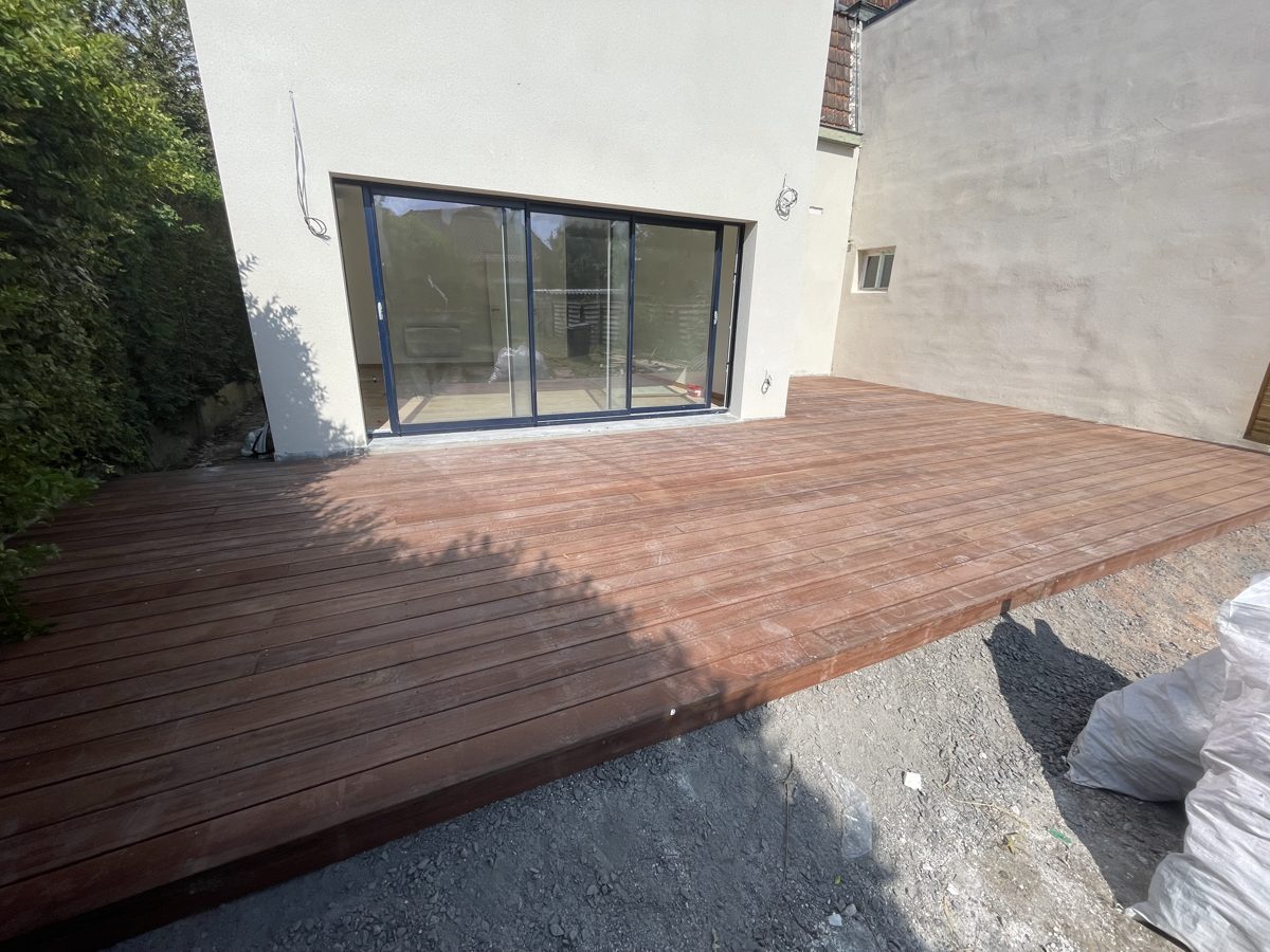 Baie vitrée coulissante ouvrant sur une terrasse