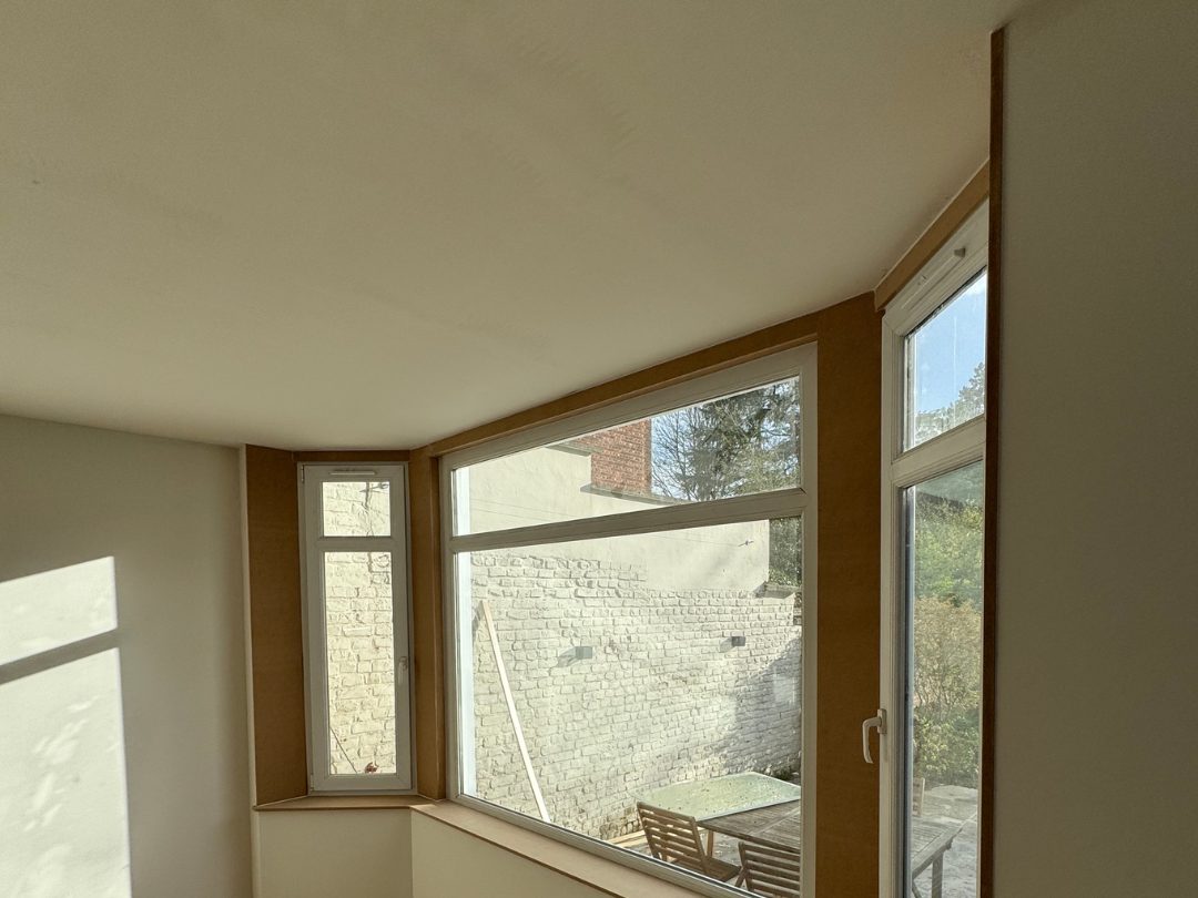 Fenêtres en angle avec encadrement bois