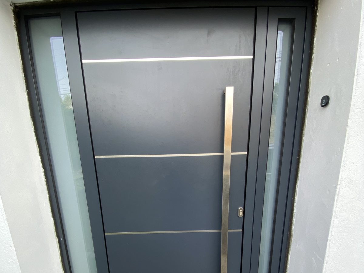 Porte d'entrée contemporaine avec vitrage latéral