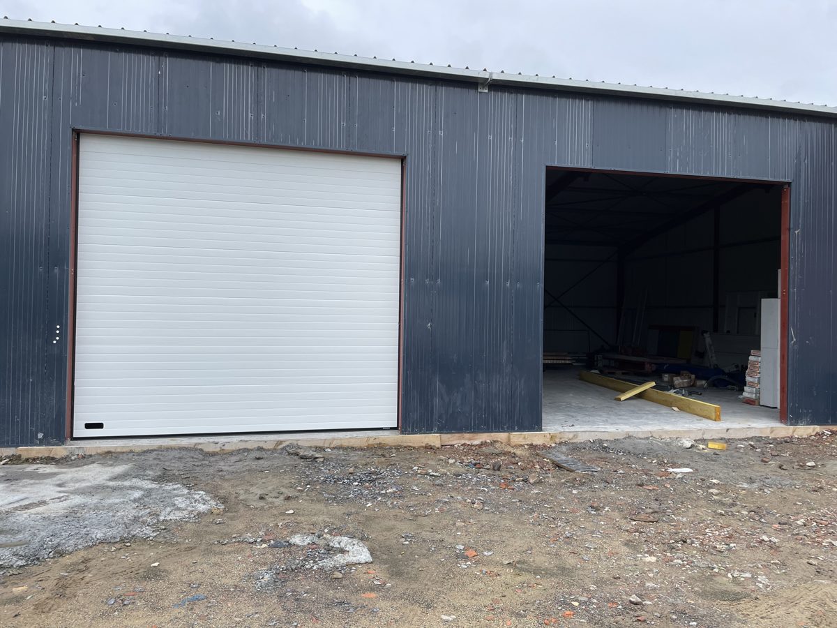 Porte de hangar sur bâtiment bardé