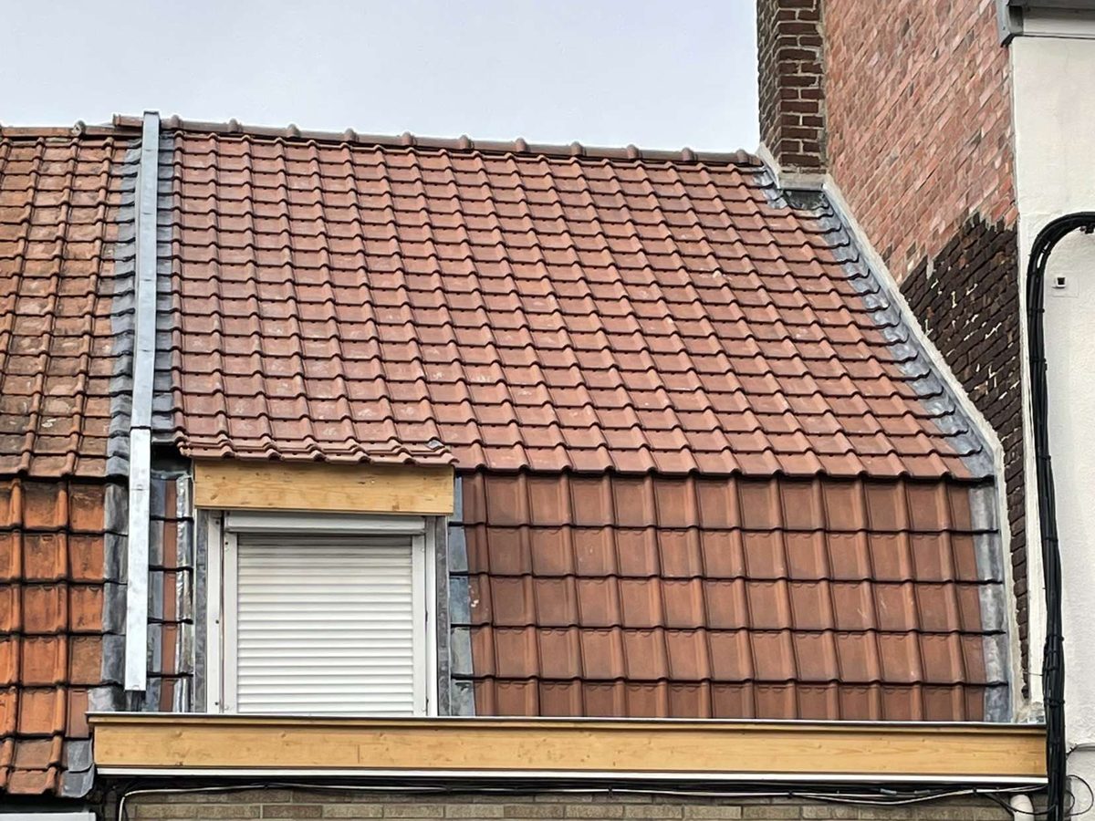 Couverture en tuiles avec fenêtre de toit